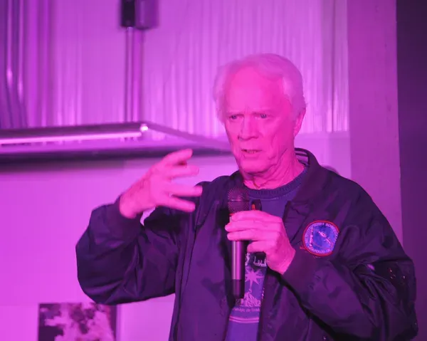 700031849ao00022yurisnig.jpg