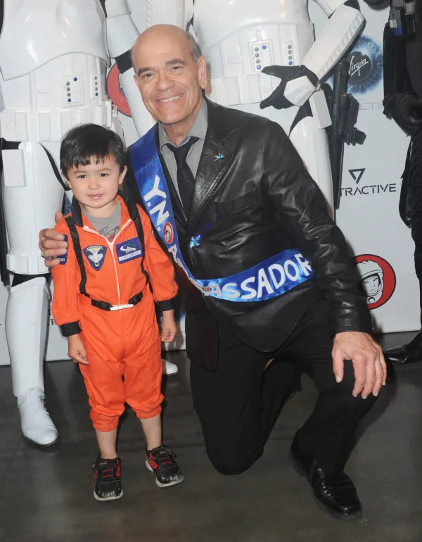 700031849ao00003yurisnig.jpg