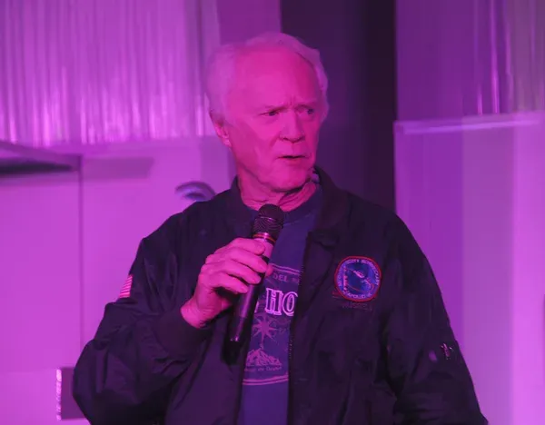 700031849ao00051yurisnig.jpg