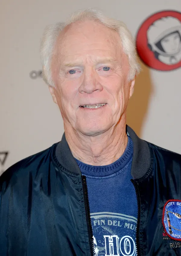 700031849ao00027yurisnig.jpg