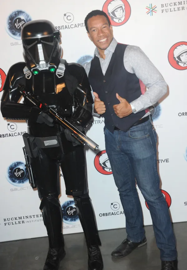 700031849ao00011yurisnig.jpg